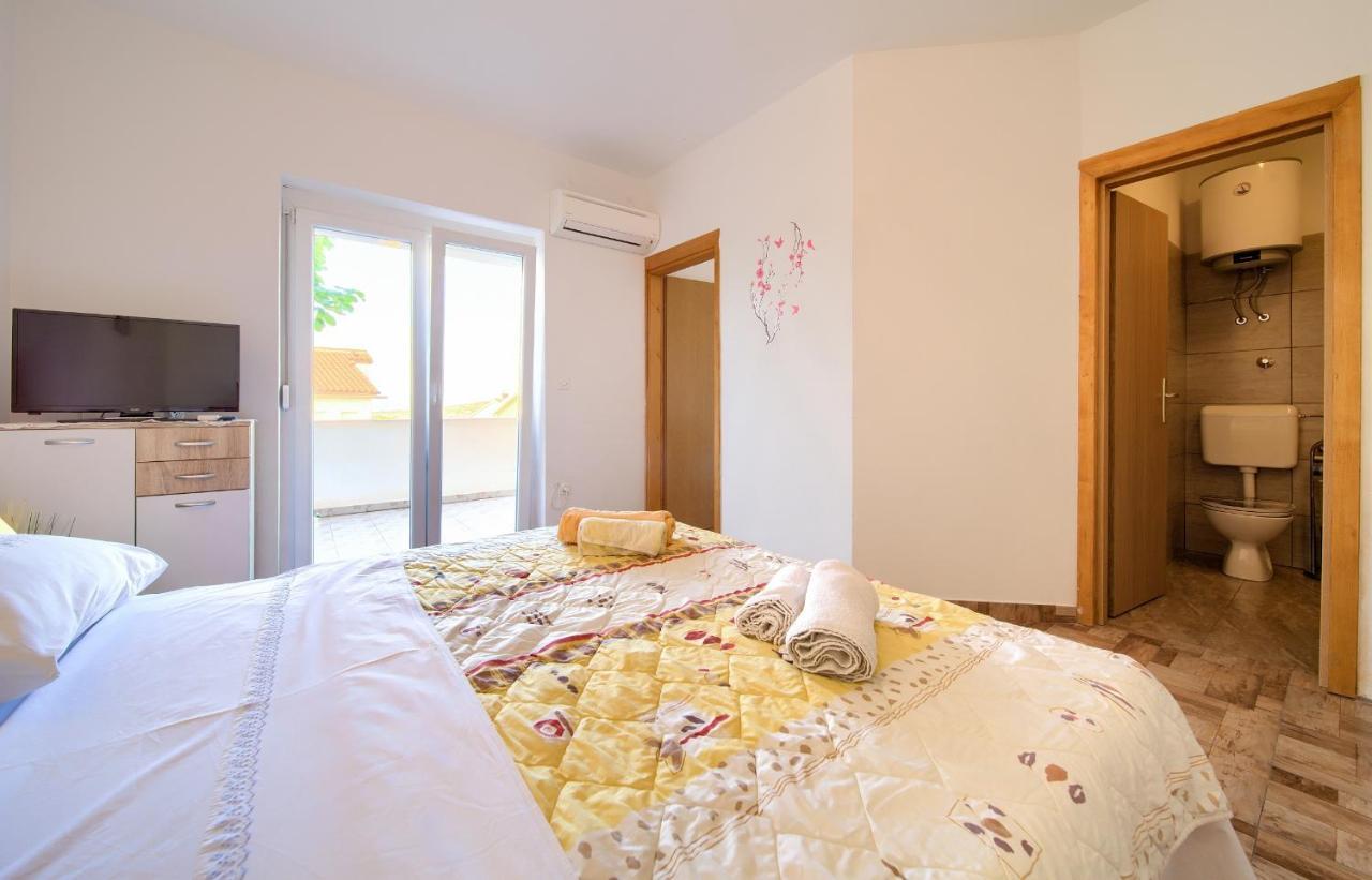 Apartments Petra Krk Town Extérieur photo